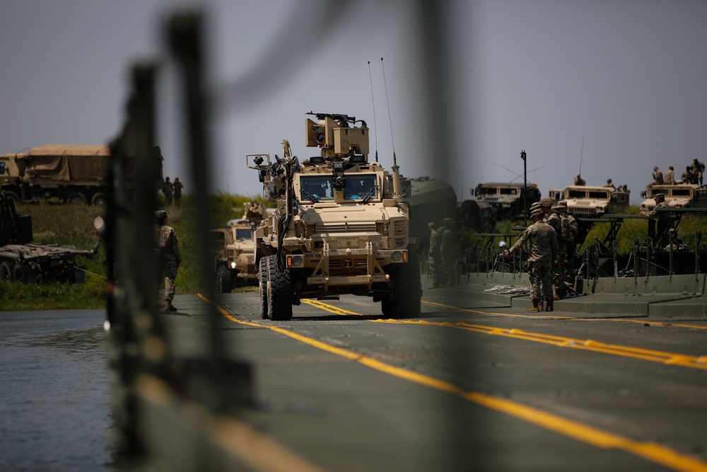 Missouri National Guardsmen Conduct a Wet-gap Crossing