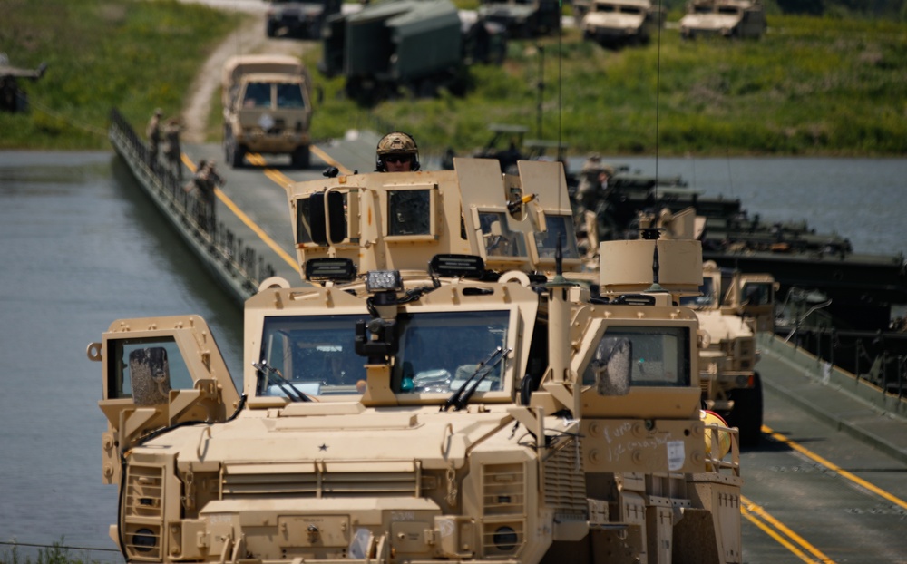 Missouri National Guardsmen Conduct a Wet-gap Crossing