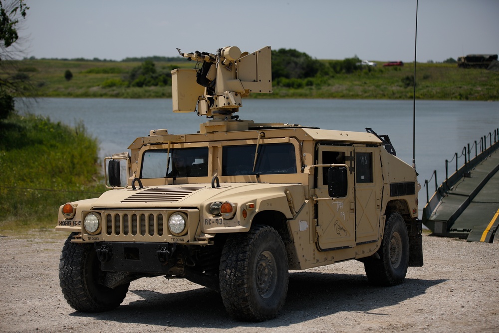 Missouri National Guardsmen Conduct a Wet-gap Crossing