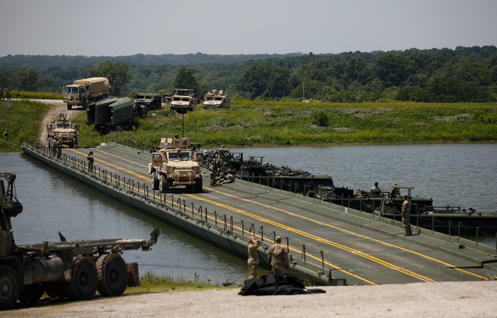 Missouri National Guardsmen Conduct a Wet-gap Crossing