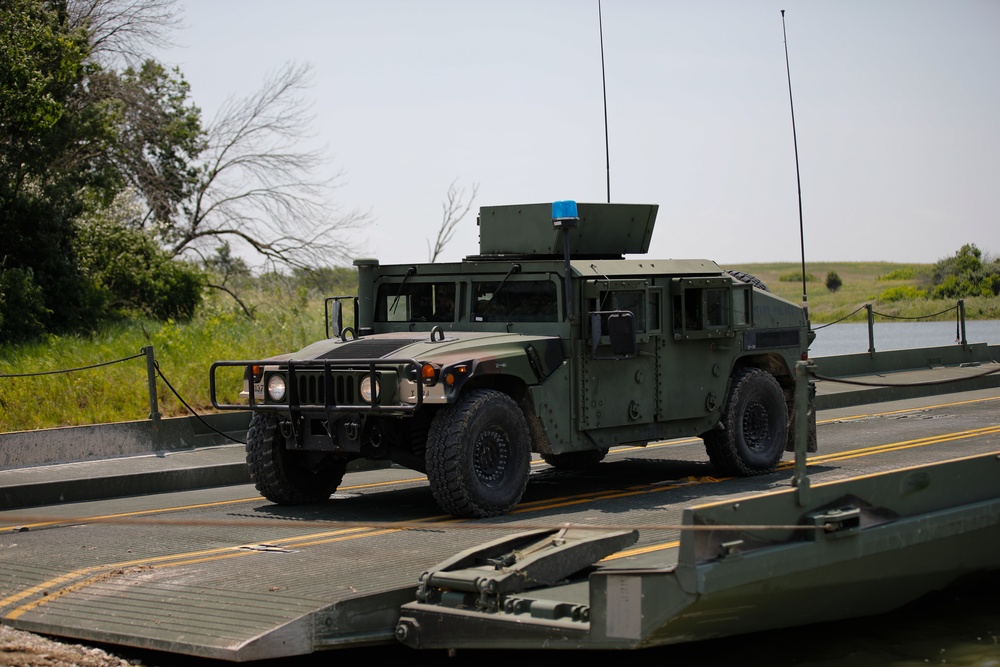 Missouri National Guardsmen Conduct a Wet-gap Crossing