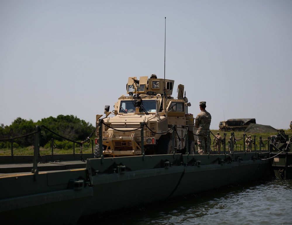 Missouri National Guardsmen Conduct a Wet-gap Crossing