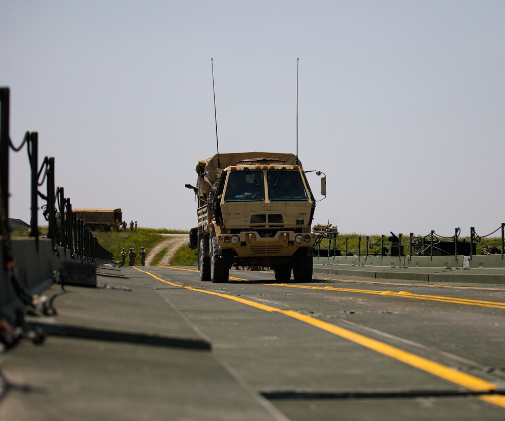 Missouri National Guardsmen Conduct a Wet-gap Crossing