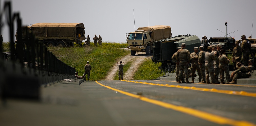 Missouri National Guardsmen Conduct a Wet-gap Crossing
