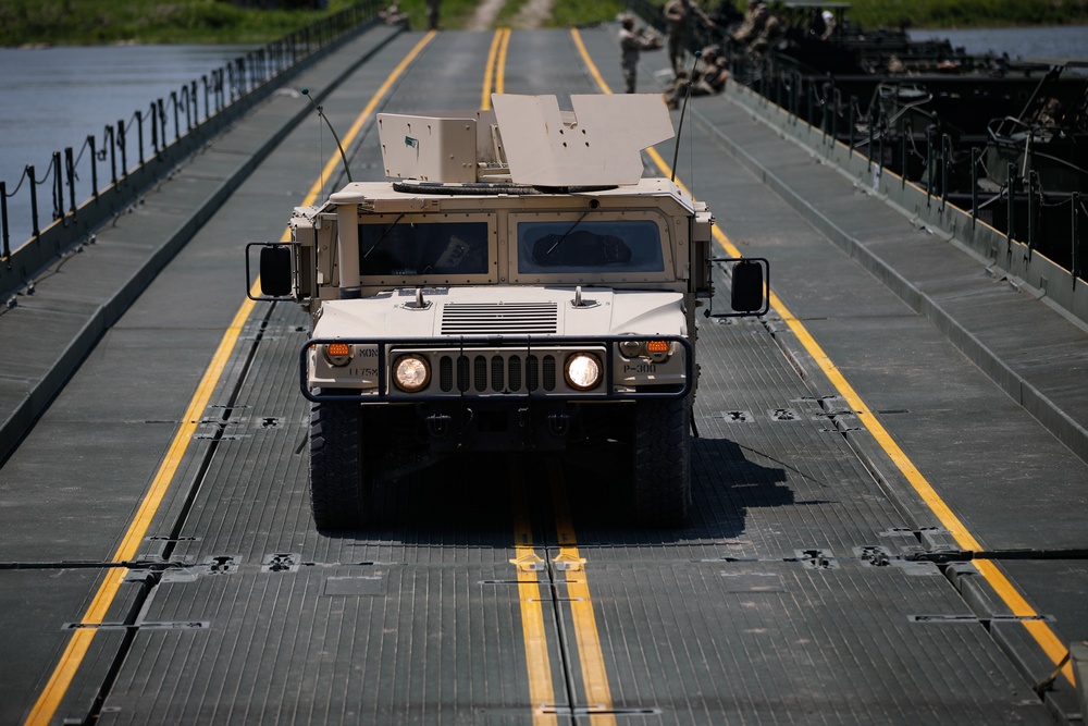 Missouri National Guardsmen Conduct a Wet-gap Crossing