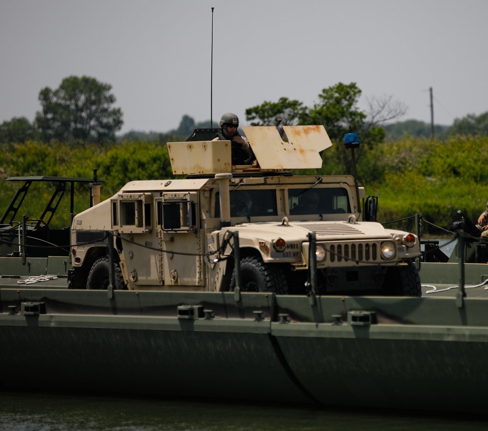 Missouri National Guardsmen Conduct a Wet-gap Crossing