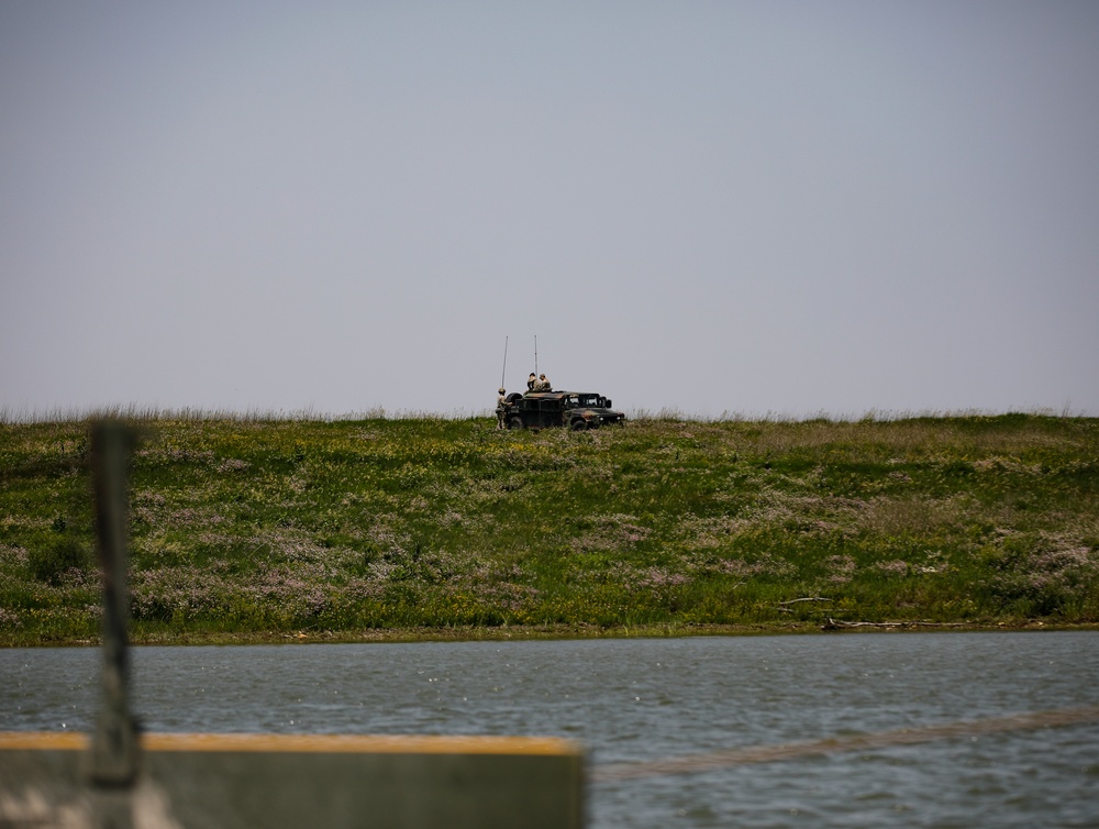 Missouri National Guardsmen Conduct a Wet-gap Crossing