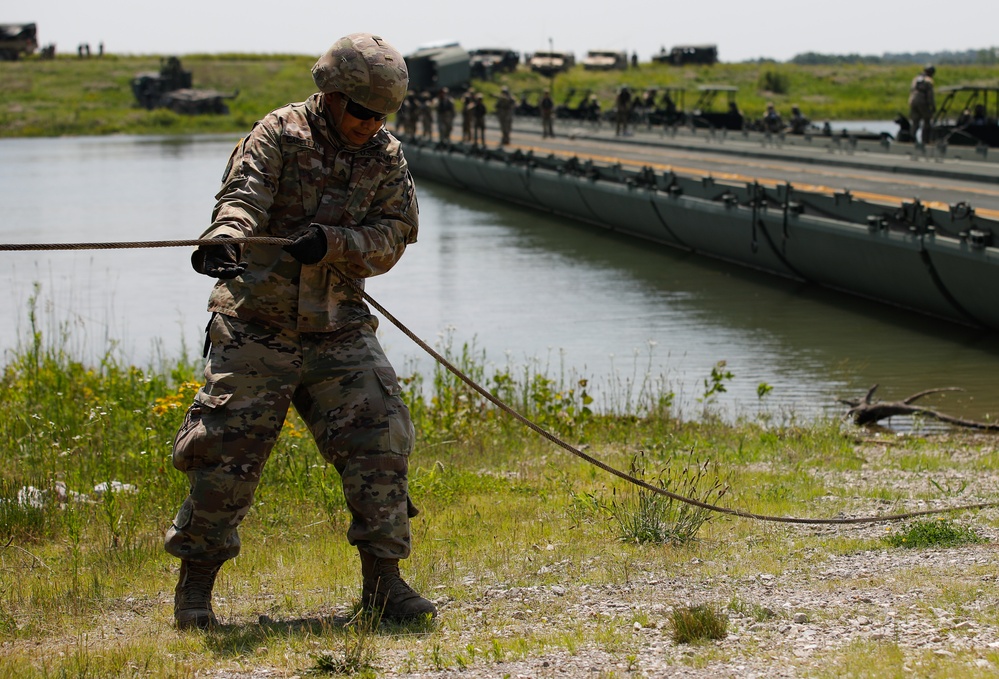 Missouri National Guardsmen Conduct a Wet-gap Crossing