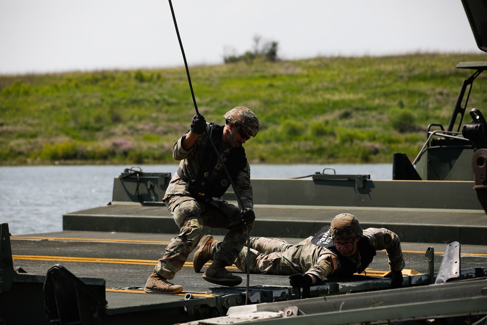 Missouri National Guardsmen Conduct a Wet-gap Crossing