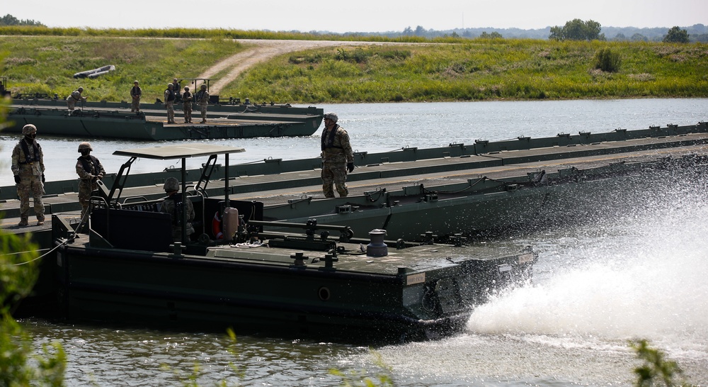 Missouri National Guardsmen Conduct a Wet-gap Crossing