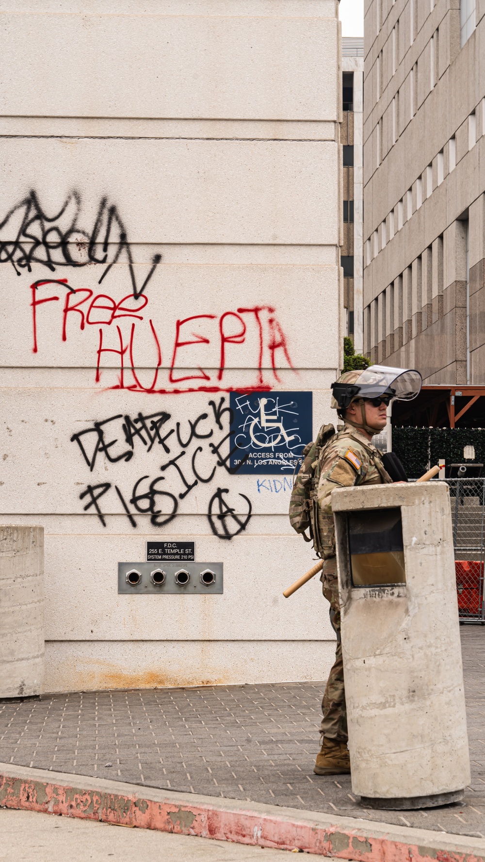 Soldiers of the 1st Battalion, 185th Infantry Regiment provide protection to a federal building