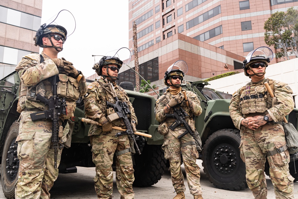 Soldiers of the 1st Battalion, 185th Infantry Regiment provide protection to a federal building
