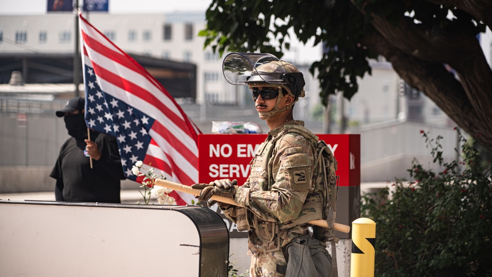 Soldiers of the 1st Battalion, 185th Infantry Regiment provide protection to a federal building