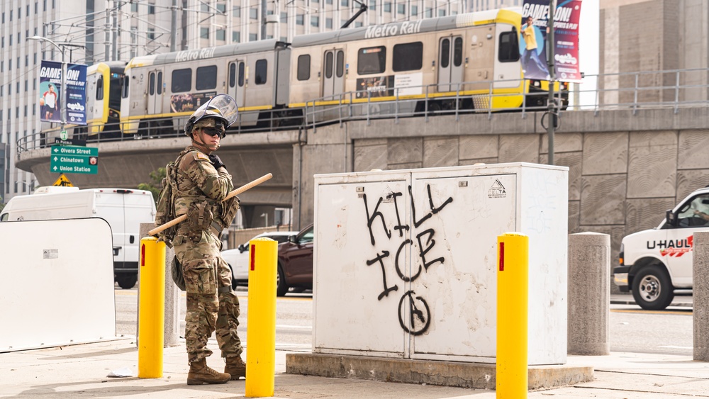 Soldiers of the 1st Battalion, 185th Infantry Regiment provide protection to a federal building