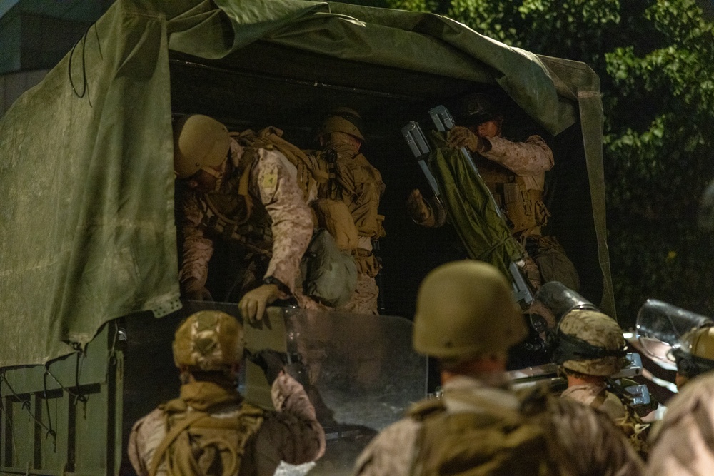 U.S. Marines arrive at federal building to assist California Army National Guard