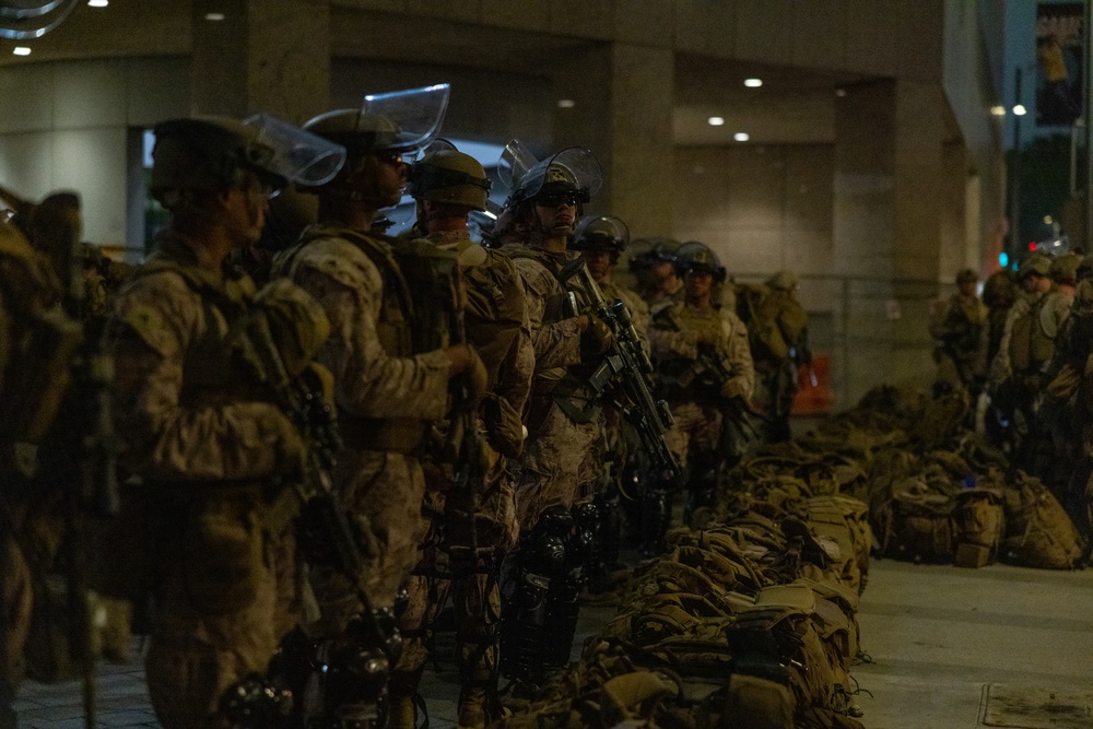 U.S. Marines arrive at federal building to assist California Army National Guard