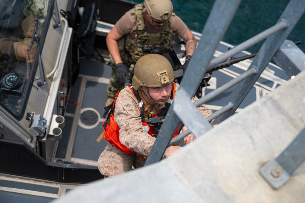 USCG Reserve conducts training with USMC