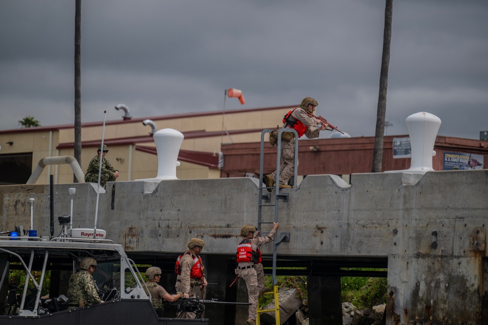 USCG Reserve conducts training with USMC