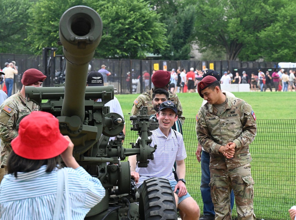 82nd Paratroopers show off howitzers on National Mall