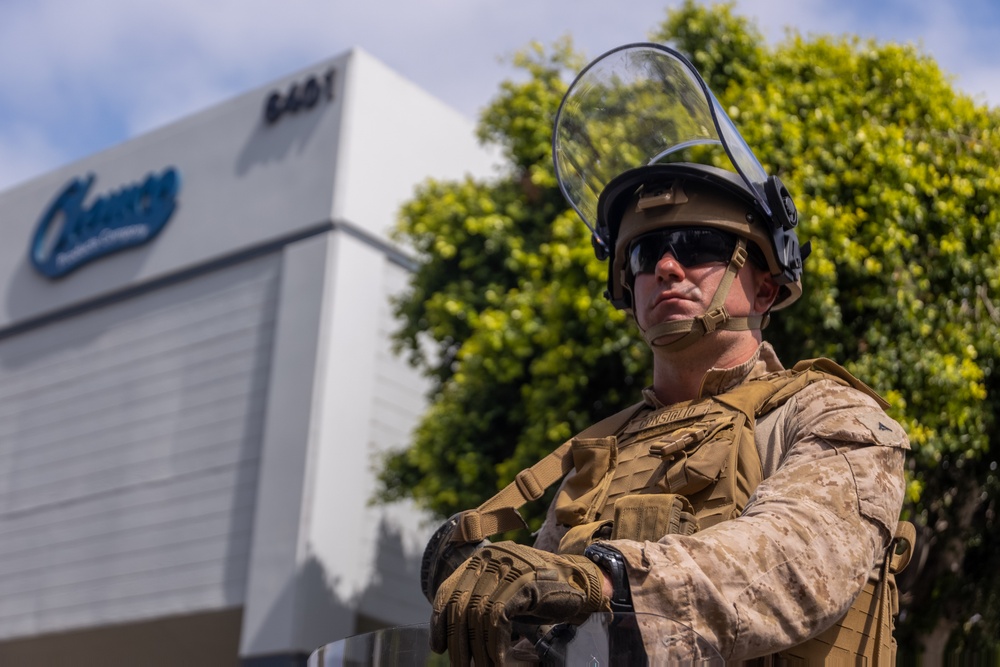 U.S. Marines guard federal building to assist California Army National Guard