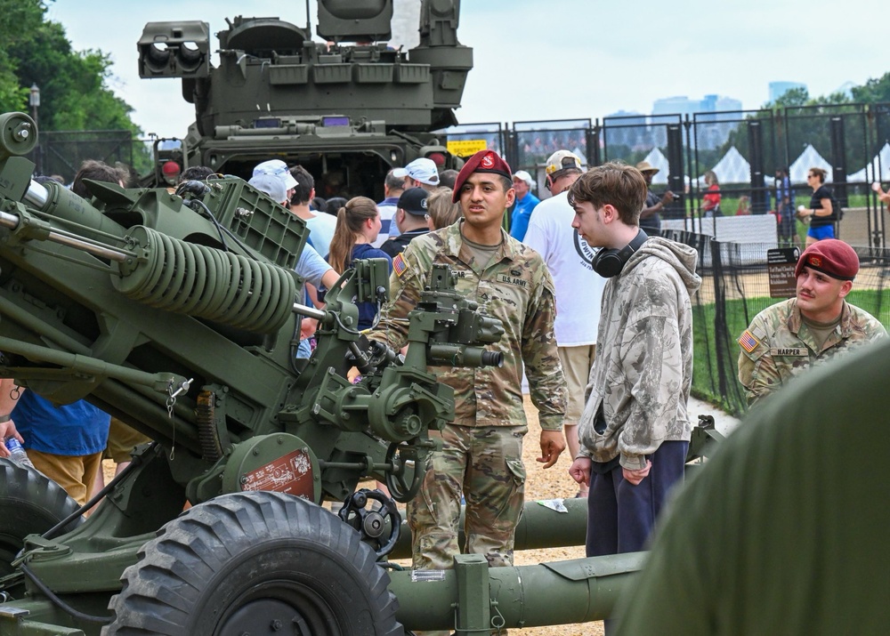 82nd Paratroopers show off howitzers on National Mall