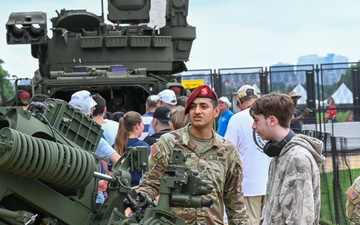 82nd Paratroopers show off howitzers on National Mall
