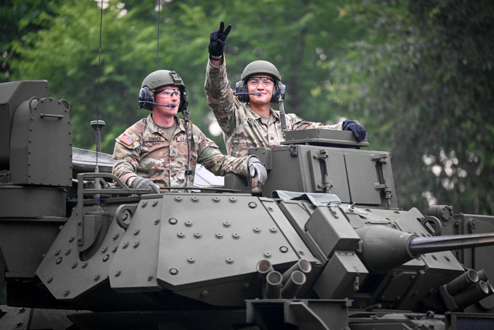 Paratroopers and Soldiers march in Birthday Parade