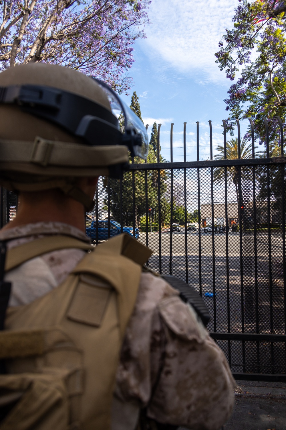 U.S. Marines guard federal building to assist California Army National Guard