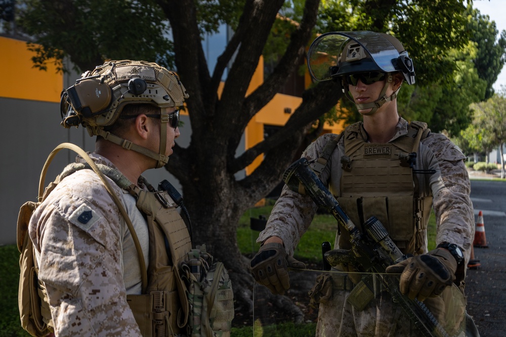 U.S. Marines guard federal building to assist California Army National Guard