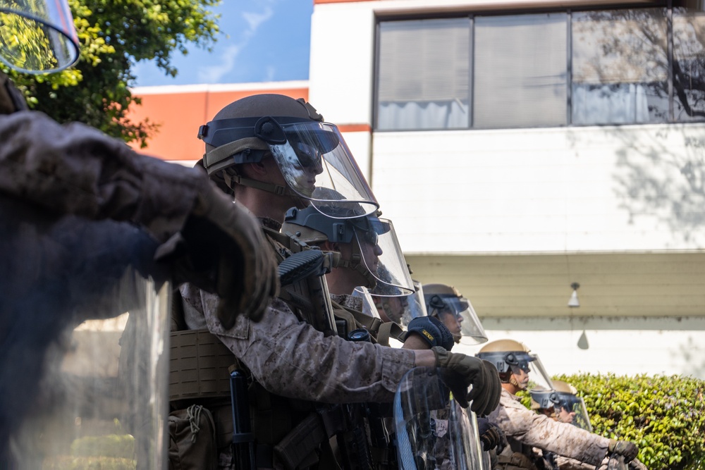 U.S. Marines guard federal building to assist California Army National Guard