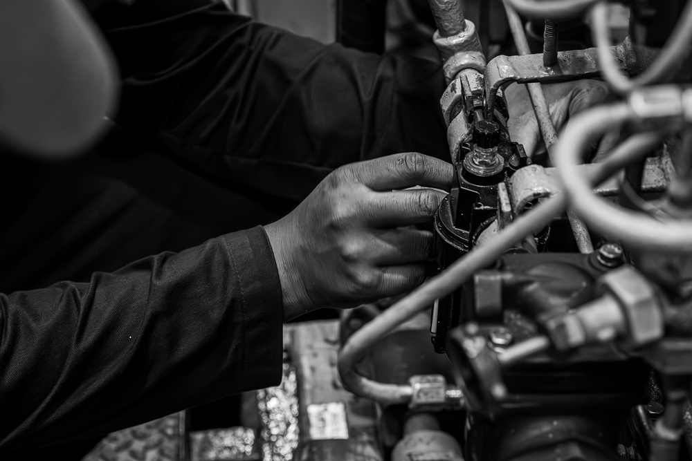 George Washington Sailors Perform Maintenance