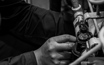 George Washington Sailors Perform Maintenance