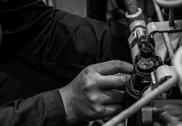 George Washington Sailors Perform Maintenance