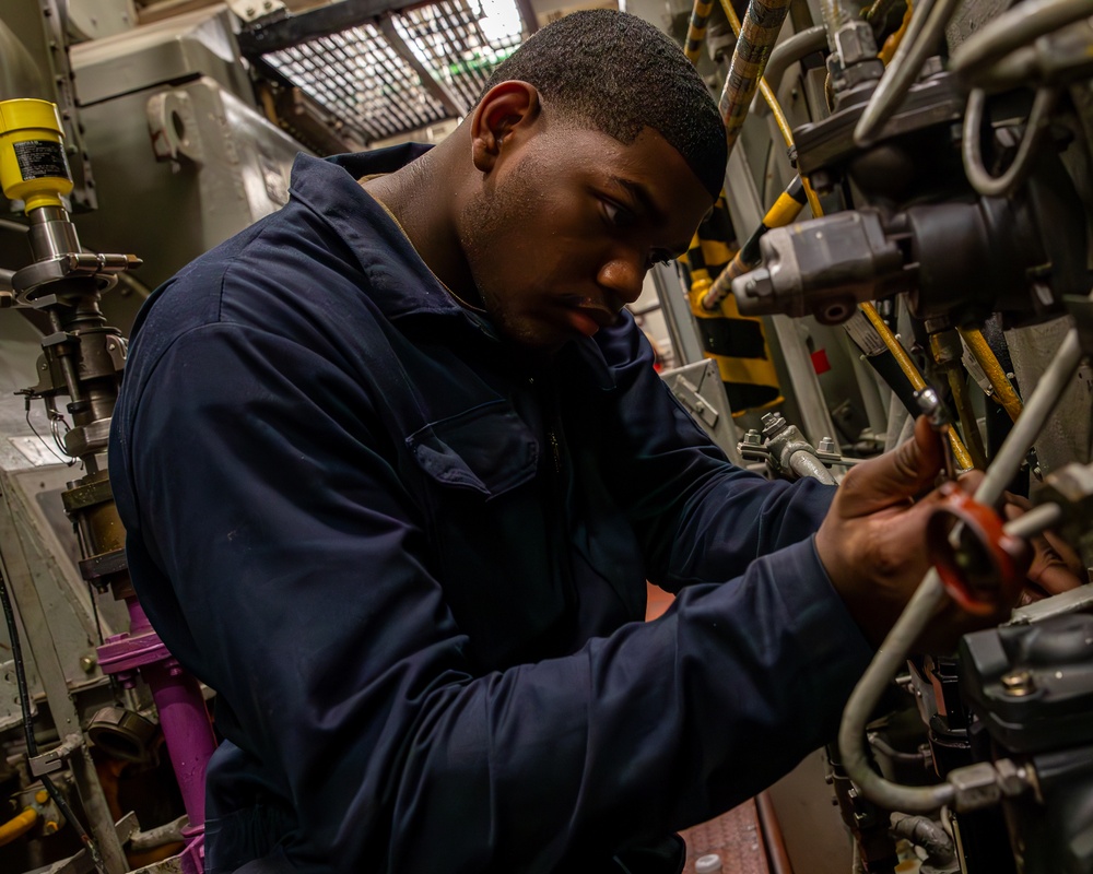 George Washington Sailors Perform Maintenance