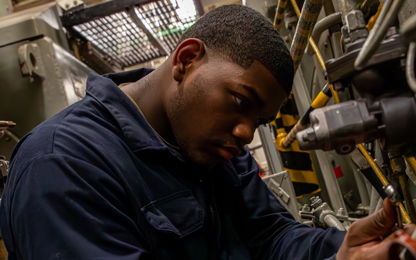 George Washington Sailors Perform Maintenance