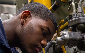 George Washington Sailors Perform Maintenance