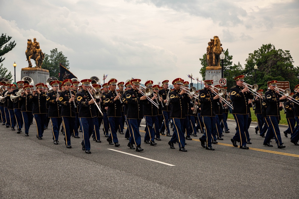 U.S. Army Soldiers, Equipment and Equestrian Teams Merge to Head to the Parade