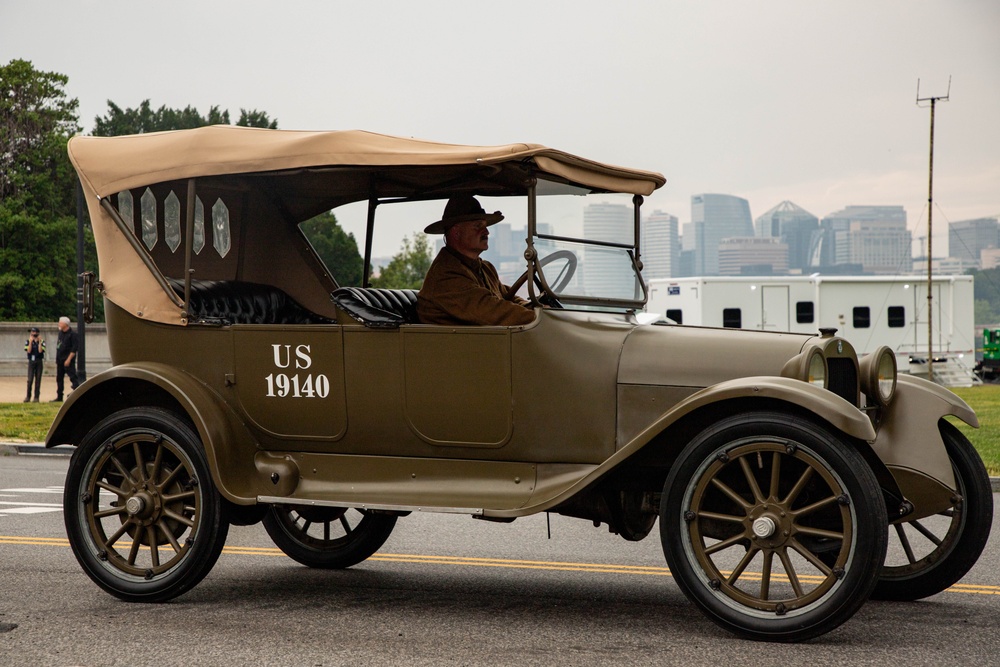 U.S. Army Soldiers, Equipment and Equestrian Teams Merge to Head to the Parade