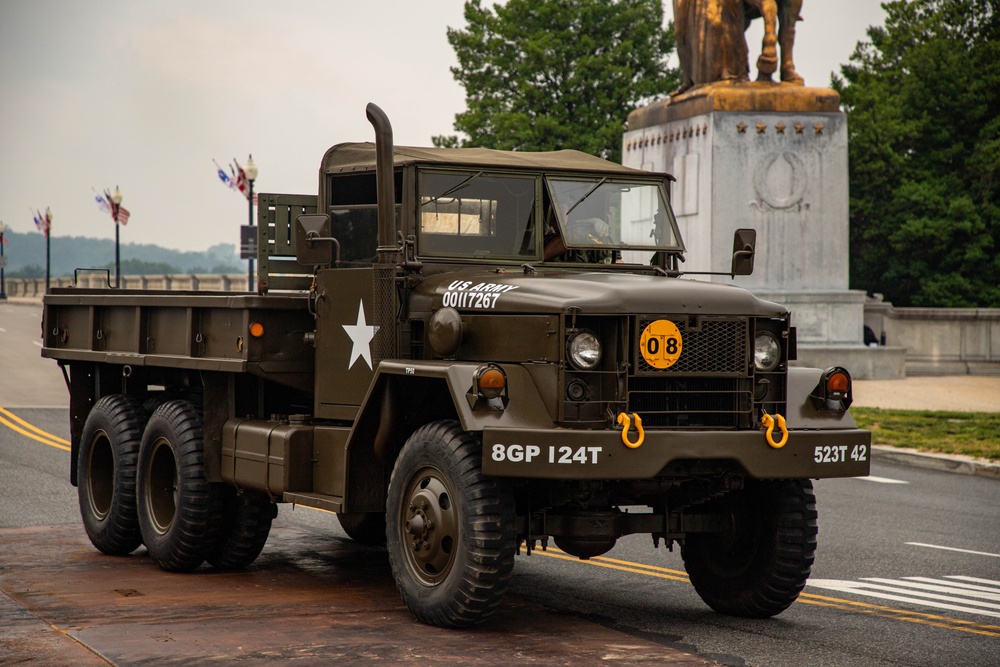 U.S. Army Soldiers, Equipment and Equestrian Teams Merge to Head to the Parade