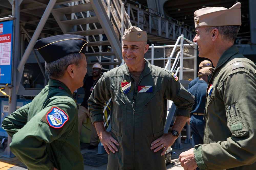 Commander, Fleet Air Forces visits George Washington