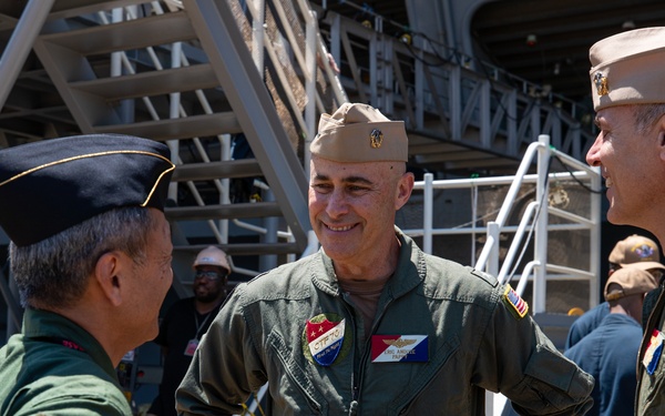 Commander, Fleet Air Forces visits George Washington