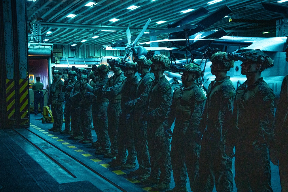 31st MEU | BLT 1/7 night fast-rope training