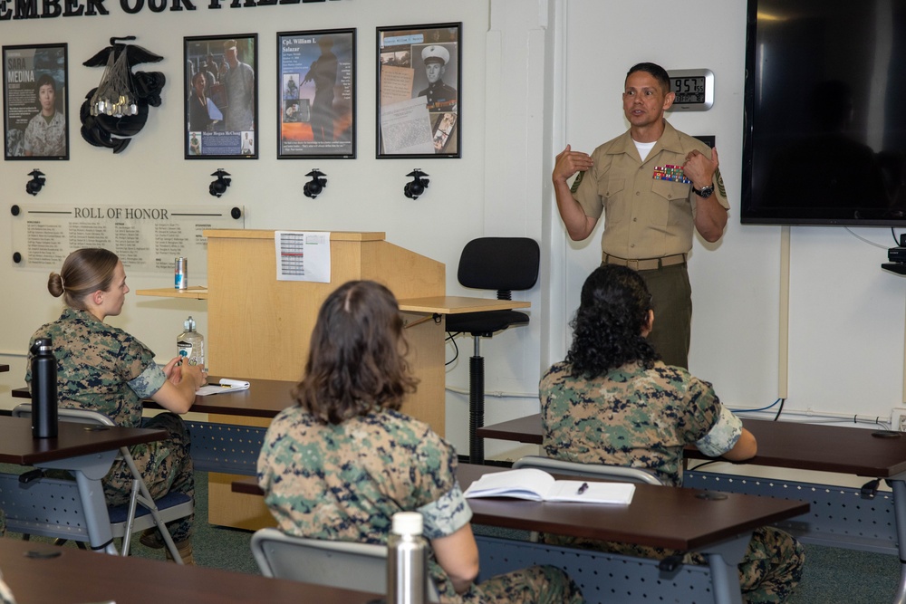 Sgt. Maj. Carlos Ruiz visits Quantico COMMSTRAT