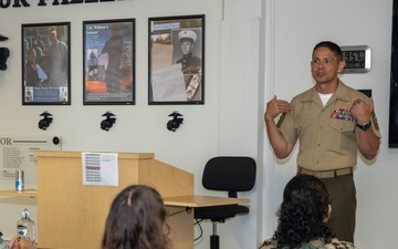 Sgt. Maj. Carlos Ruiz visits Quantico COMMSTRAT