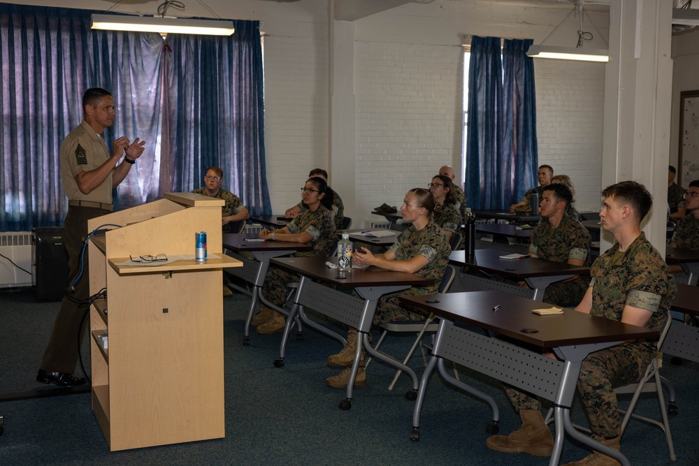 Sgt. Maj. Carlos Ruiz visits Quantico COMMSTRAT