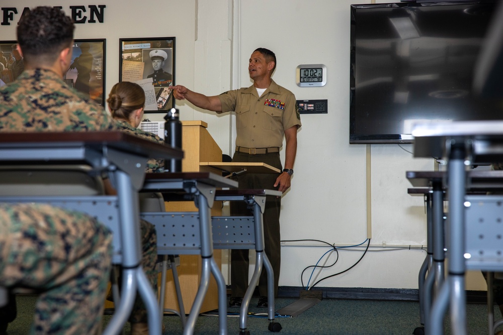 Sgt. Maj. Carlos Ruiz visits Quantico COMMSTRAT
