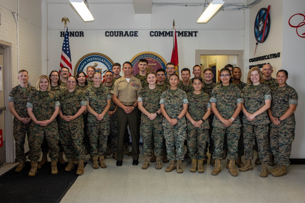 Sgt. Maj. Carlos Ruiz visits Quantico COMMSTRAT