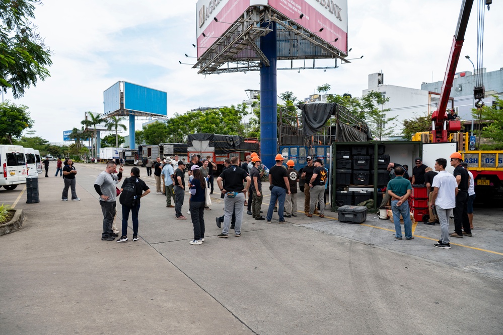 25-3VN Loads Equipment Into Trucks