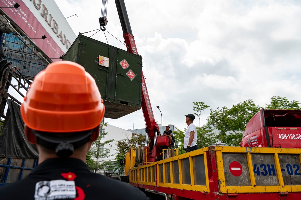 25-3VN Loads Equipment Into Trucks