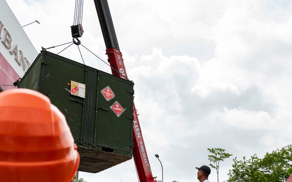 25-3VN Loads Equipment Into Trucks
